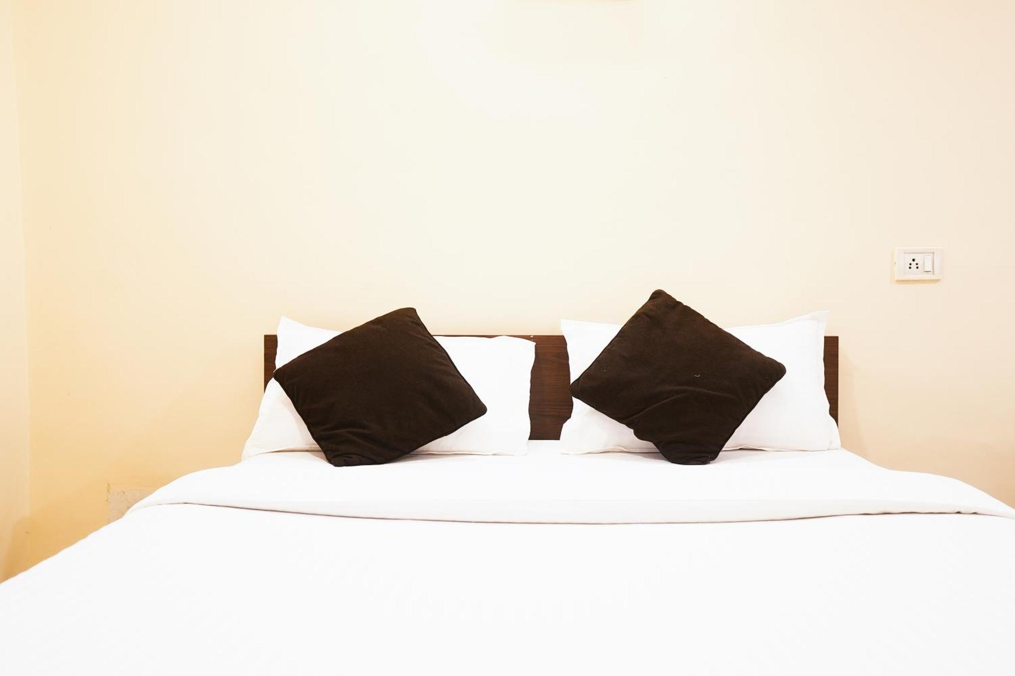 โอโย 72526 เดลลา คอนฟอร์ตส์ Hotel Amarnath ภายนอก รูปภาพ