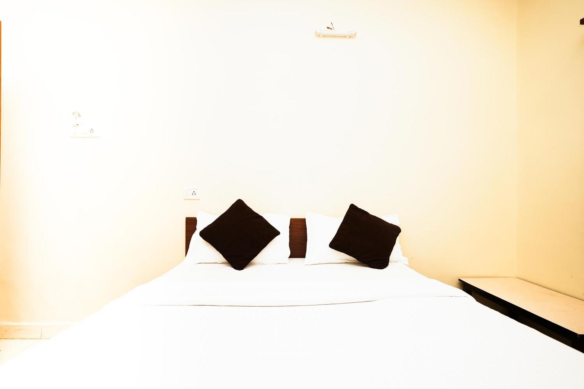 โอโย 72526 เดลลา คอนฟอร์ตส์ Hotel Amarnath ภายนอก รูปภาพ
