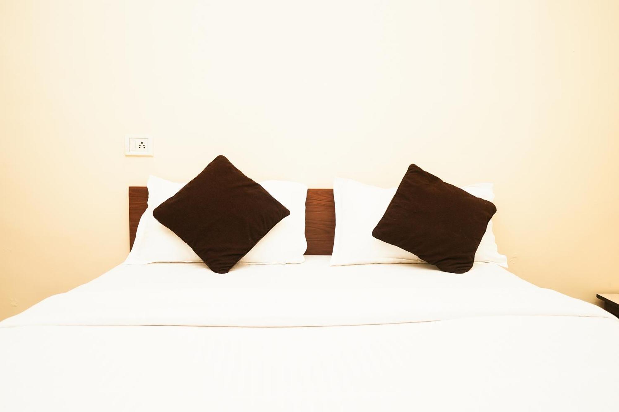 โอโย 72526 เดลลา คอนฟอร์ตส์ Hotel Amarnath ภายนอก รูปภาพ