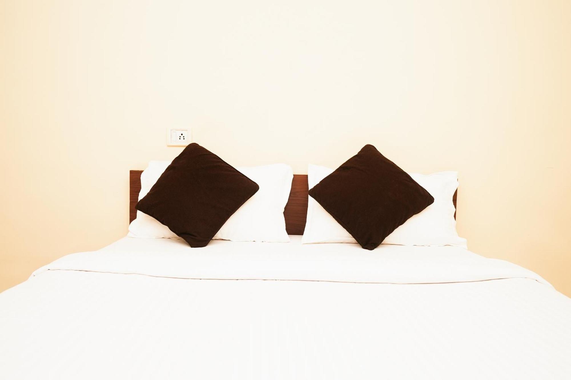 โอโย 72526 เดลลา คอนฟอร์ตส์ Hotel Amarnath ภายนอก รูปภาพ